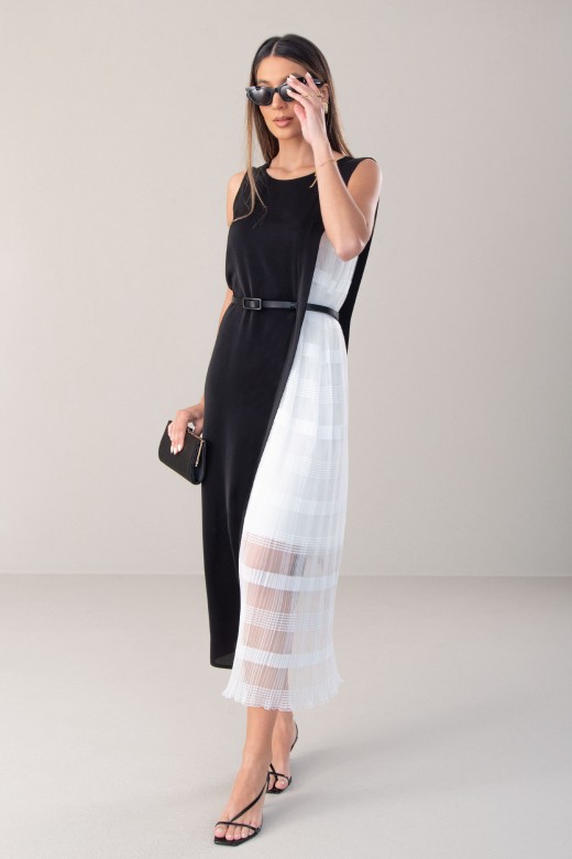 Midi dress with contrasting lace fabric on the side
