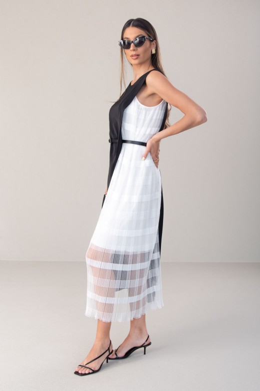 Vestido midi com tecido de renda na lateral a contrastar Vestido midi com tecido de renda na lateral a contrastar
