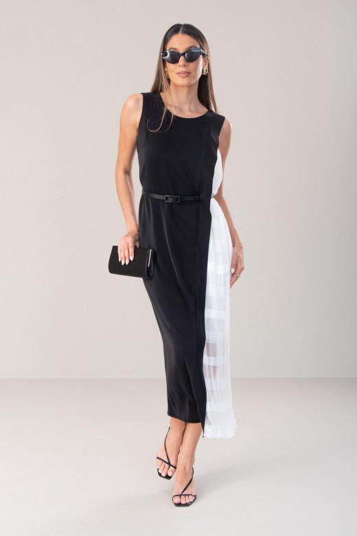 Midi dress with contrasting lace fabric on the side