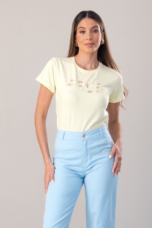 T-shirt bsica com bordado e aplicao de lantejoulas