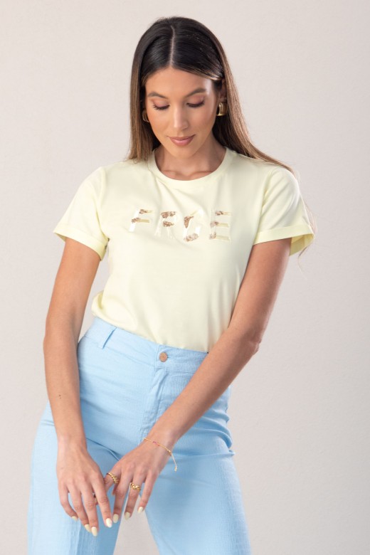 T-shirt bsica com bordado e aplicao de lantejoulas