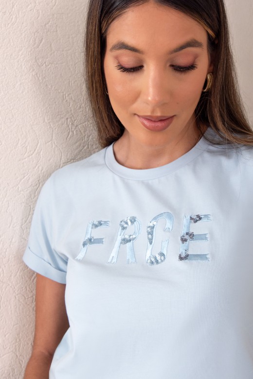 T-shirt bsica com bordado e aplicao de lantejoulas