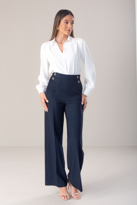 Cala wide leg com detalhe de boto personalizado