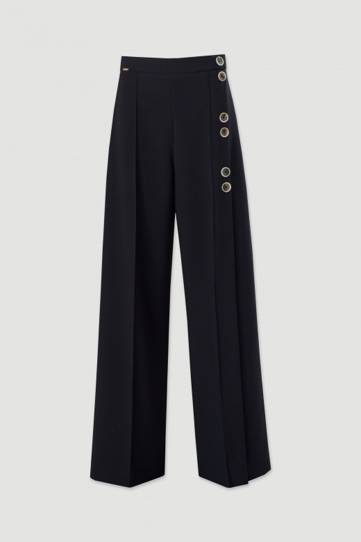 Cala wide leg com pormenor de botes