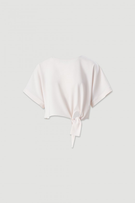 Blusa curta detalhe de fecho em laada na frente