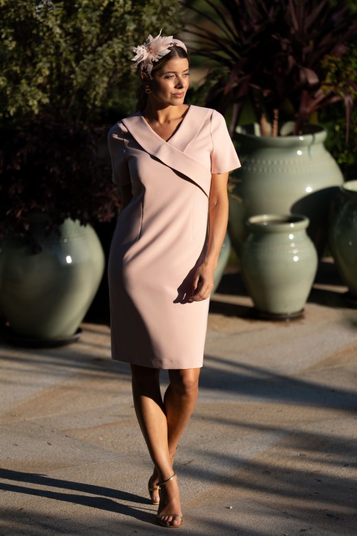 Vestido com decote em v e sobreposio de tecido