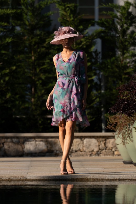 Vestido curto fluido com saia cruzada com padro floral