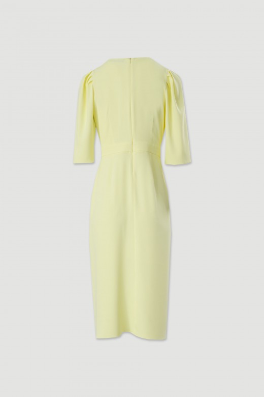 Vestido cintado com decote em trespasse