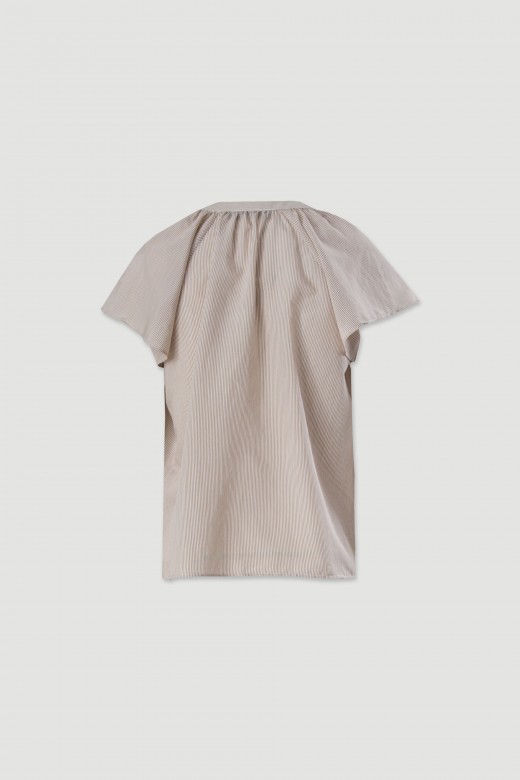 Blusa em tecido de riscas com manga curta