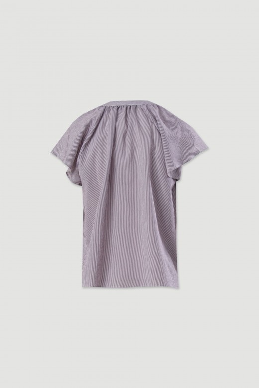 Blusa em tecido de riscas com manga curta
