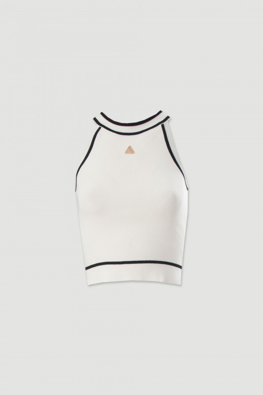 Short knit top with personalized metallic plate on the front