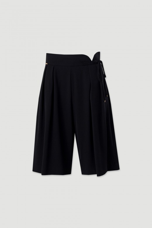 Bermuda clsica con pliegues