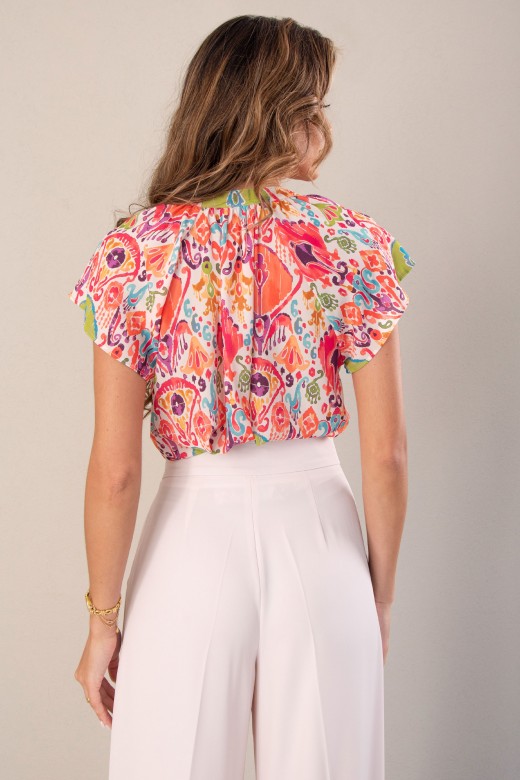 Blusa estampada com detalhe de folhos na frente
