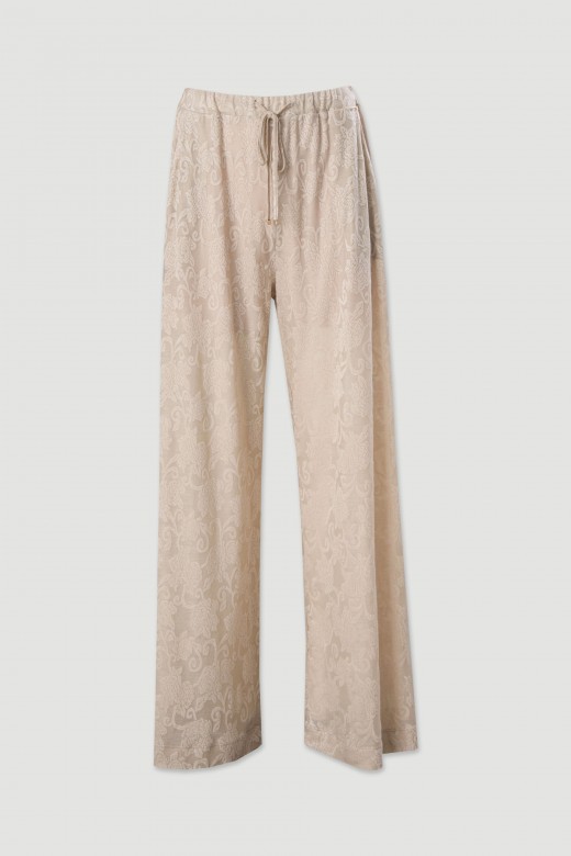 Cala wide leg fluda com padro floral em relevo