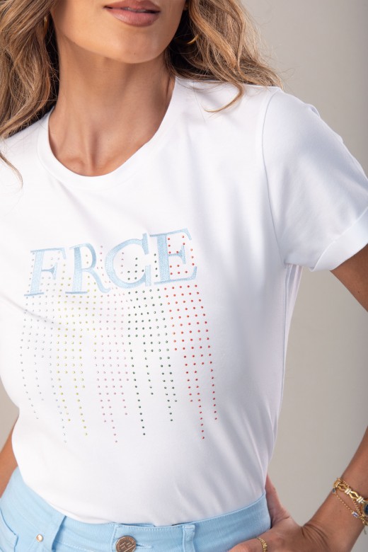 T-shirt básica em algodão com bordado e transfers T-shirt básica em algodão com bordado e transfers
