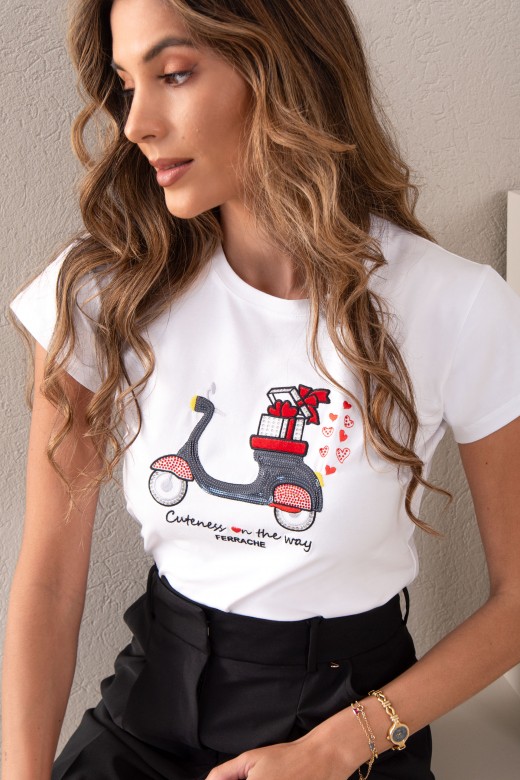 T-shirt bsica em algodo com aplicao de lantejoulas e bordado