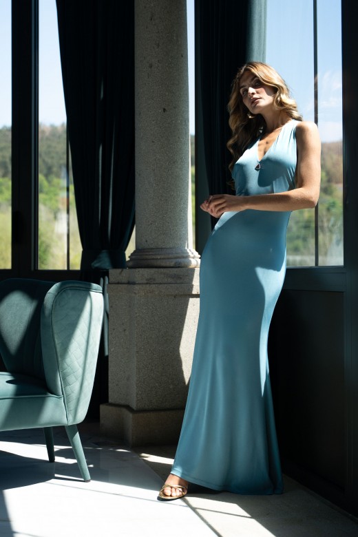 Long dress with v-neckline and open back