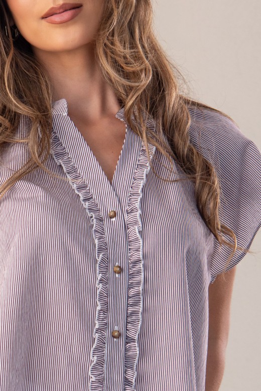 Blusa em tecido de riscas com manga curta