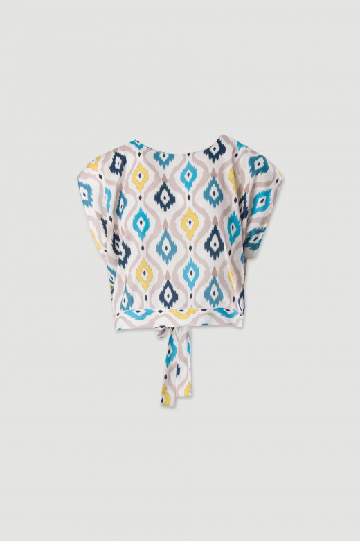 Blusa curta com padro e laada nas costas
