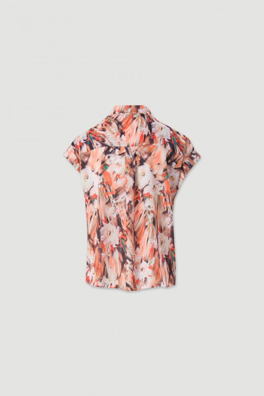 Blusa fluida estampada com manga curta