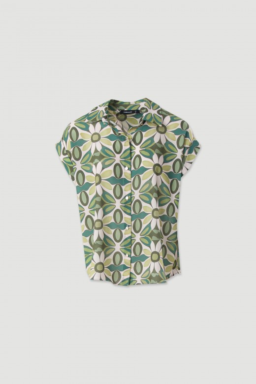 Blusa fluida estampada com manga curta