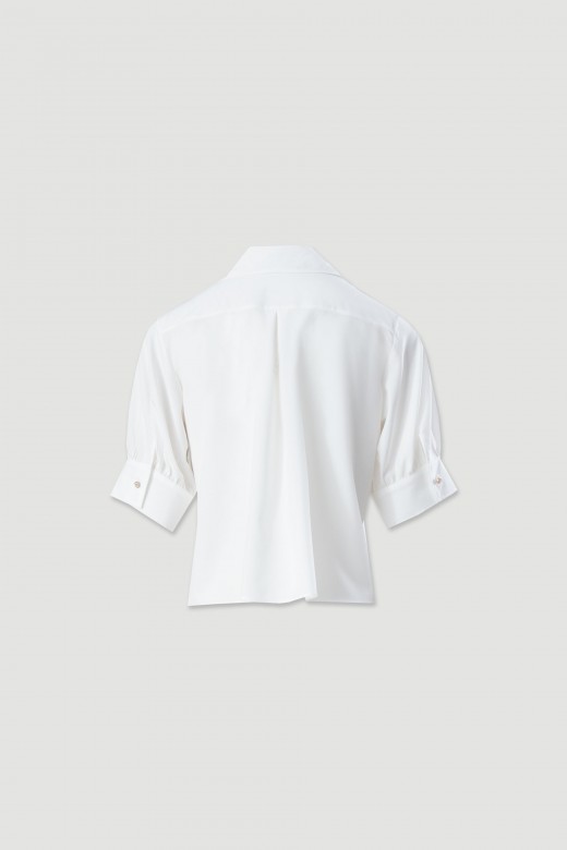 Blusa fluida com manga curta abalonada