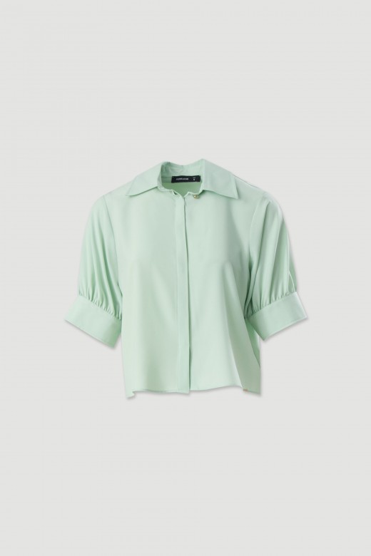 Blusa fluida com manga curta abalonada