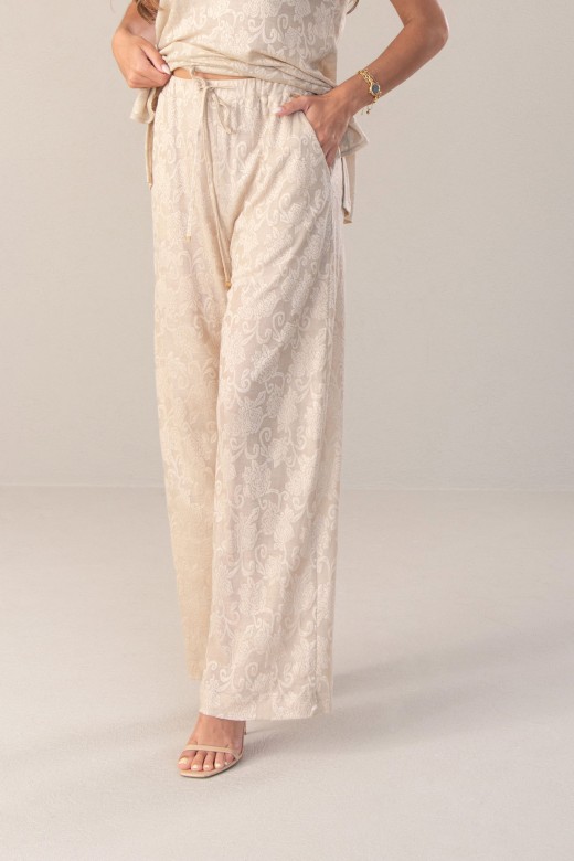Cala wide leg fluda com padro floral em relevo