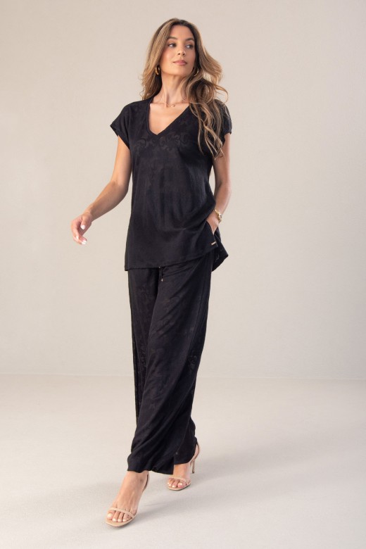 Cala wide leg fluda com padro floral em relevo