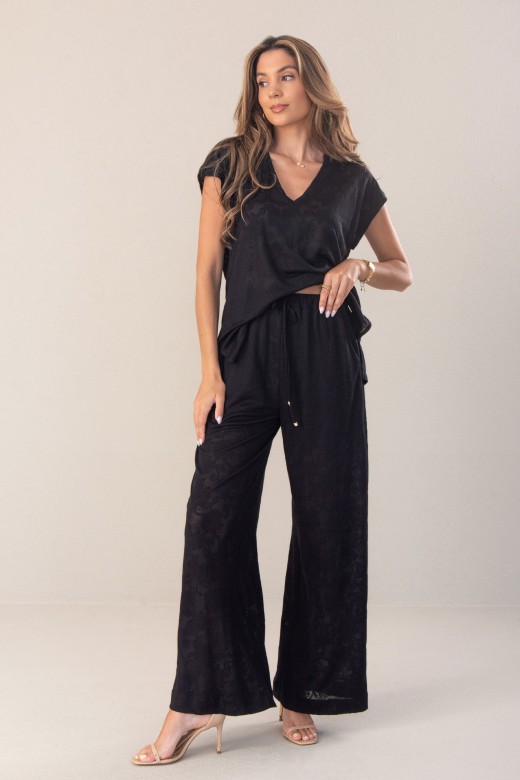 Cala wide leg fluda com padro floral em relevo