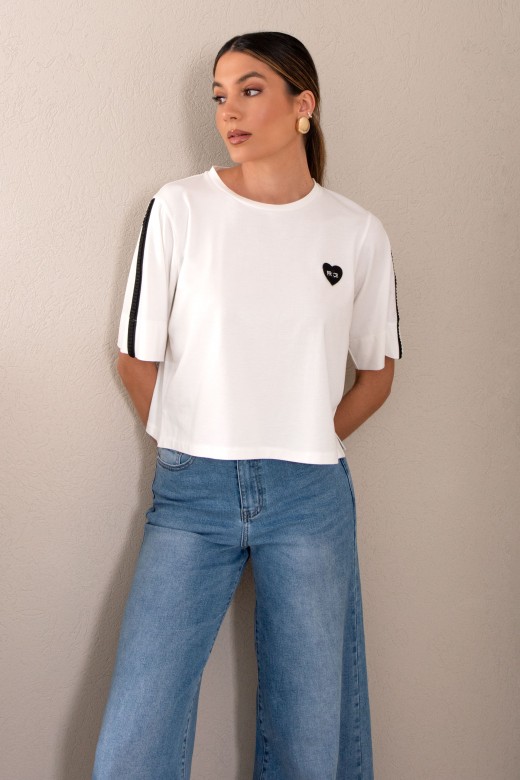Camiseta con detalle de corazn
