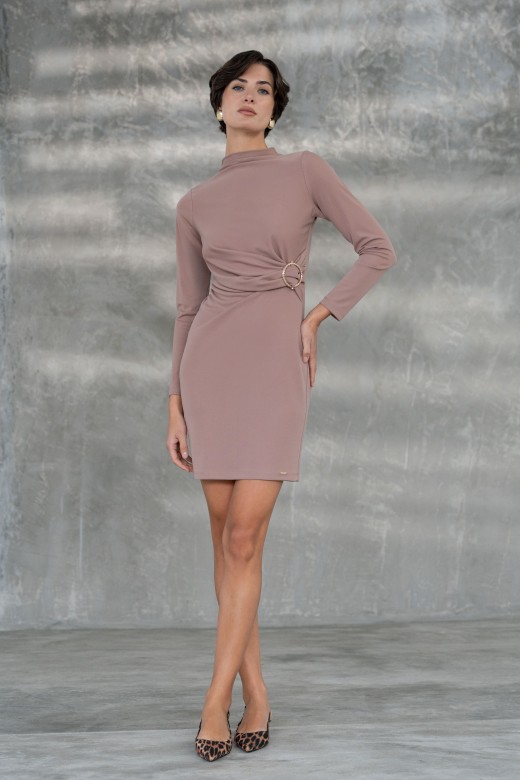 Robe en maille cintrée avec application dorée Robe en maille cintrée avec application dorée