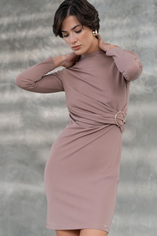 Robe en maille cintrée avec application dorée Robe en maille cintrée avec application dorée