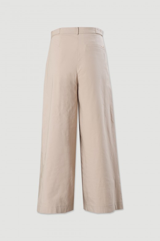 Calça wide leg com pregas e cinto Calça wide leg com pregas e cinto