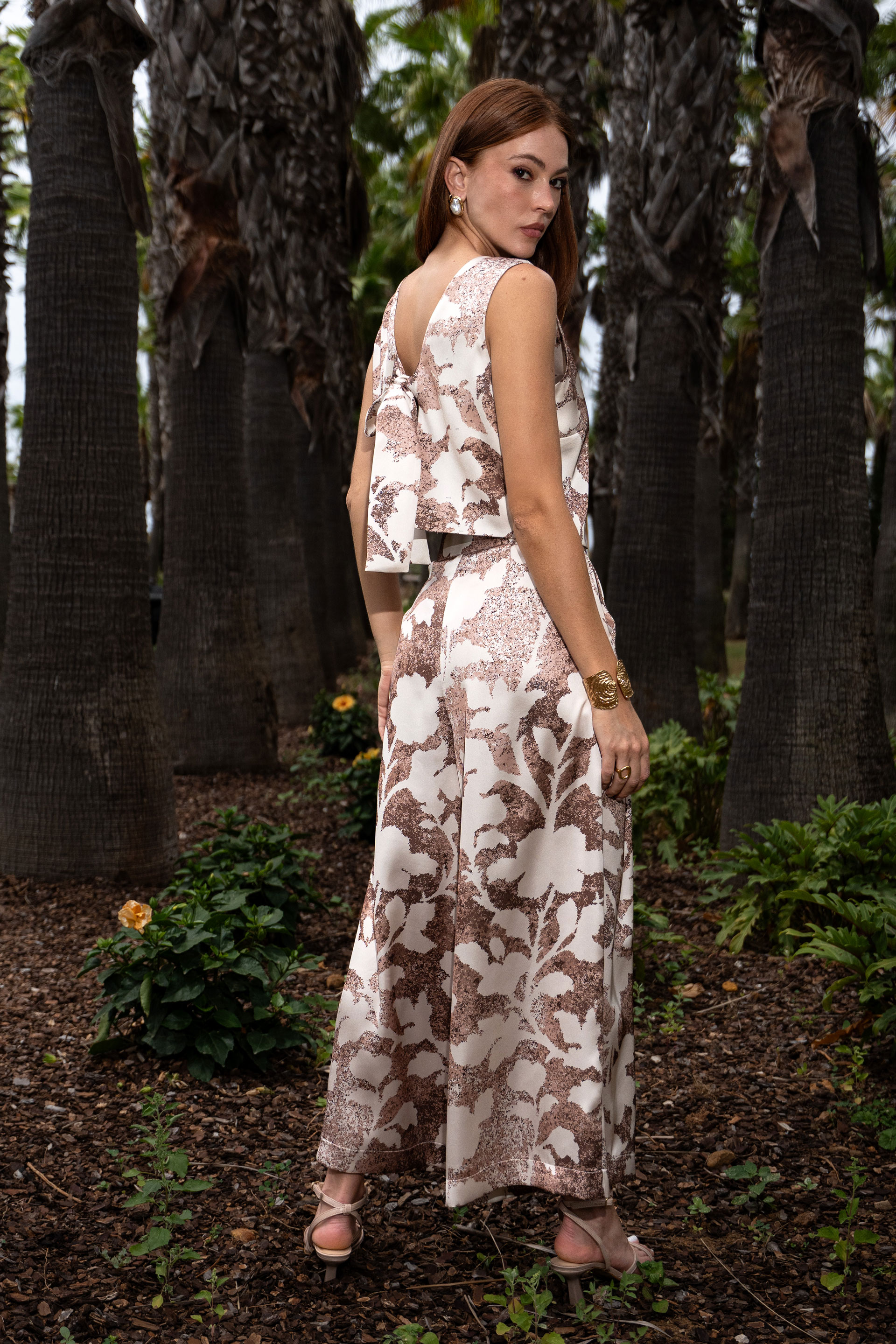 Pantalón satinado wide leg de tiro alto con pliegues frontales