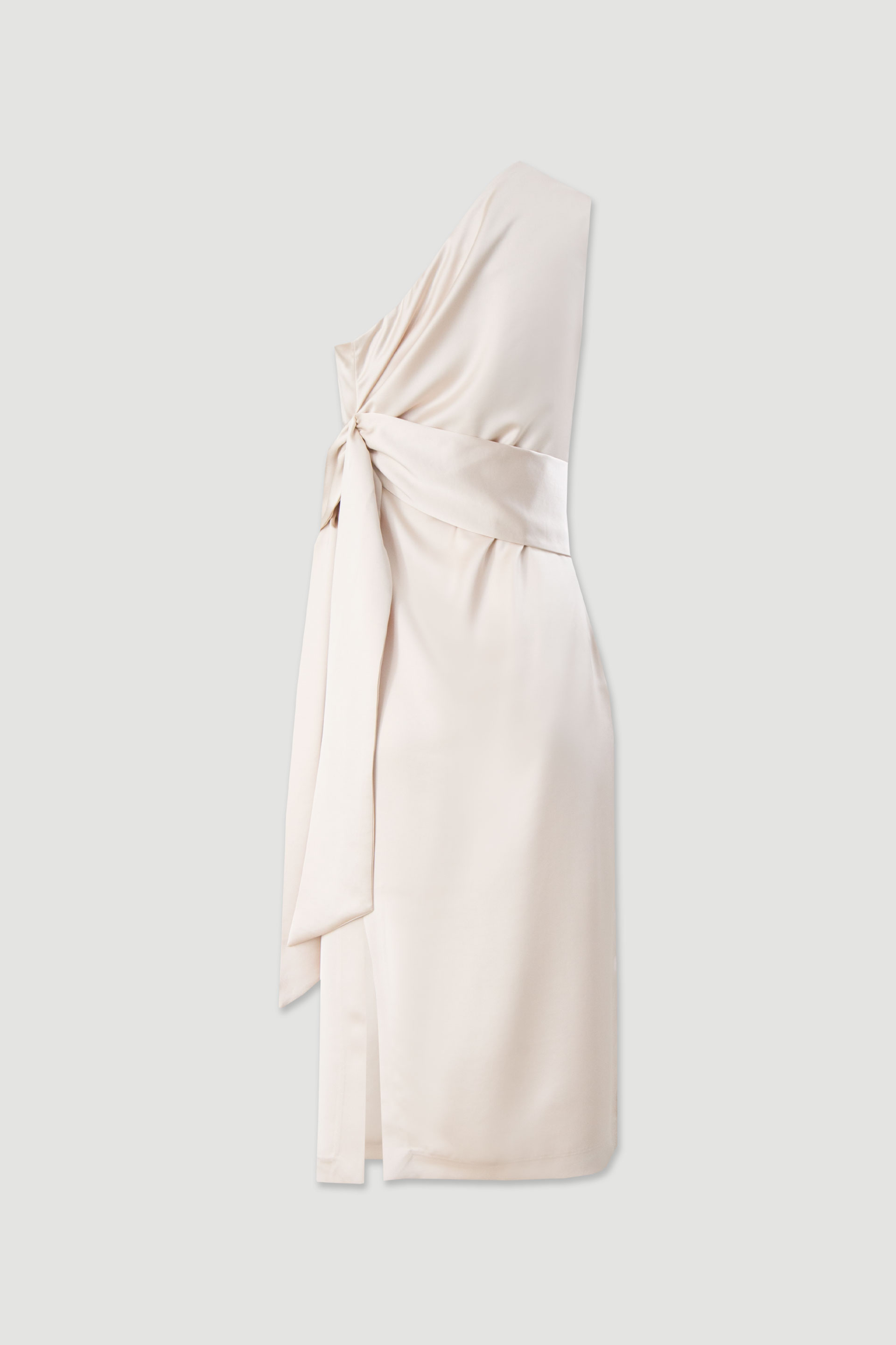 Vestido satinado con escote asimétrico y lazada en la cintura