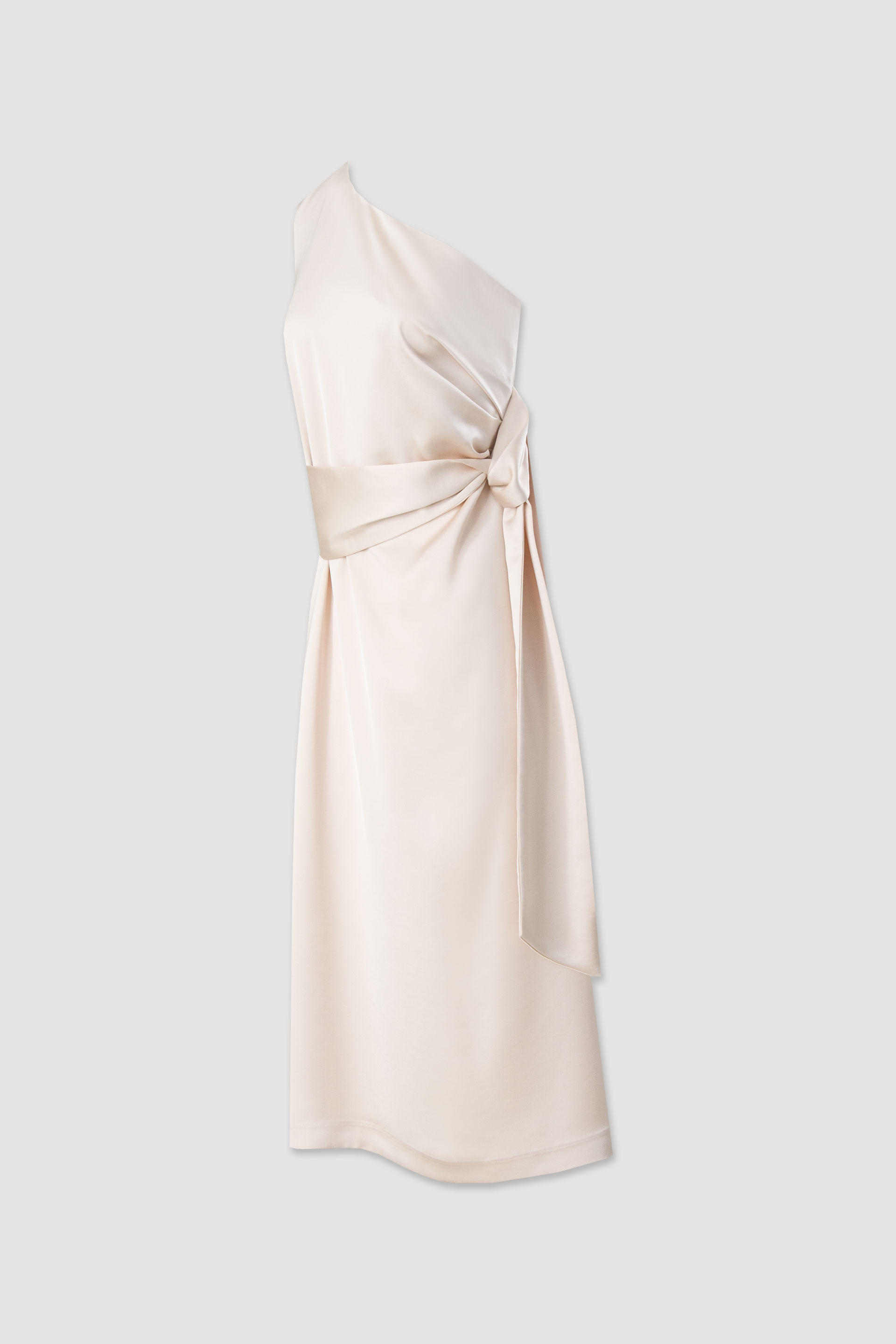 Vestido satinado con escote asimétrico y lazada en la cintura