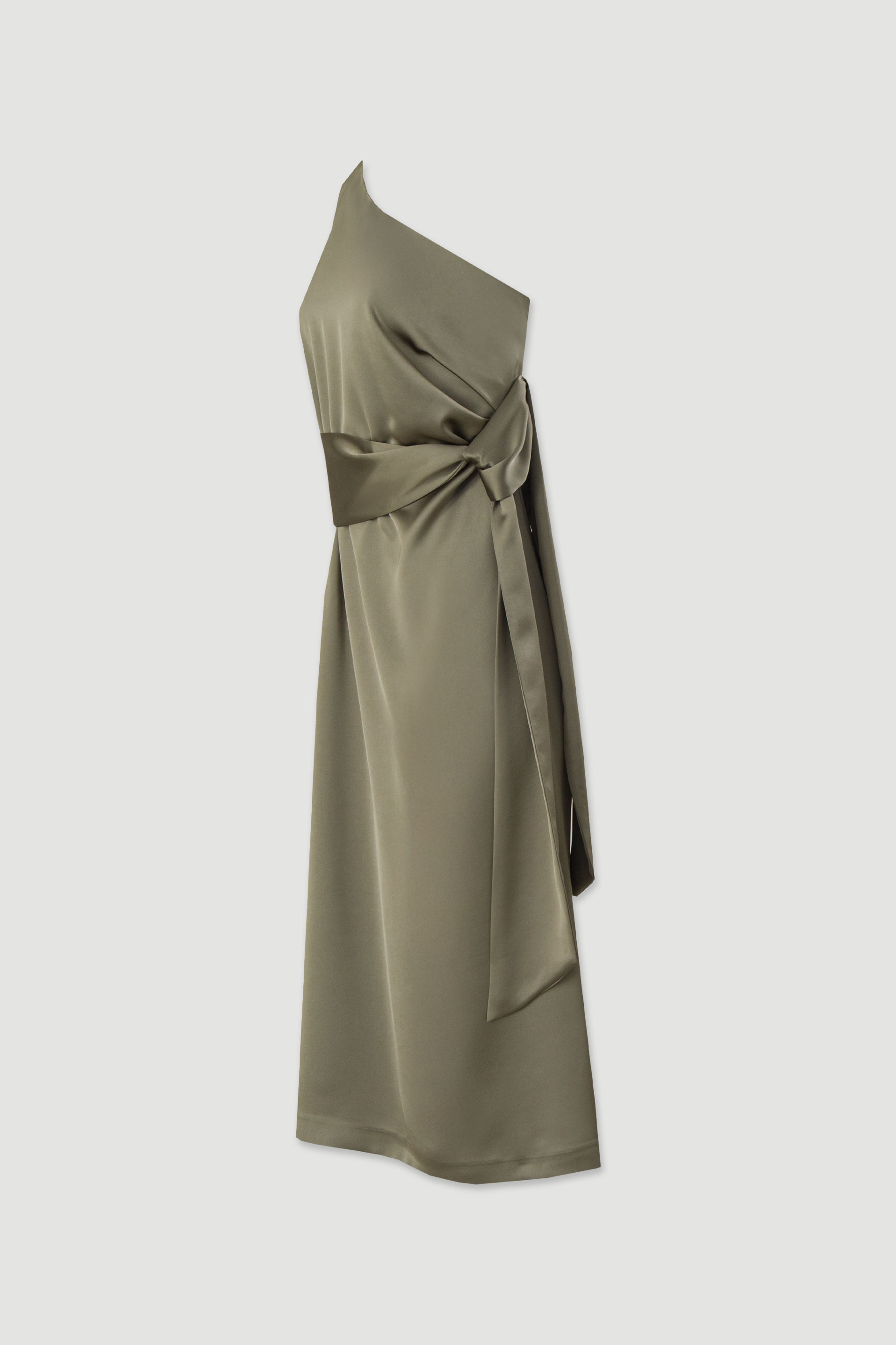 Vestido satinado con escote asimétrico y lazada en la cintura