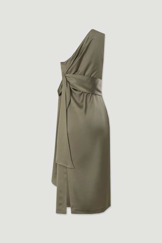 Vestido satinado con escote asimtrico y lazada en la cintura