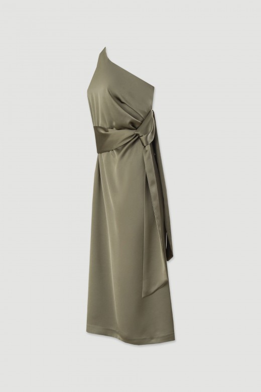 Vestido satinado con escote asimtrico y lazada en la cintura