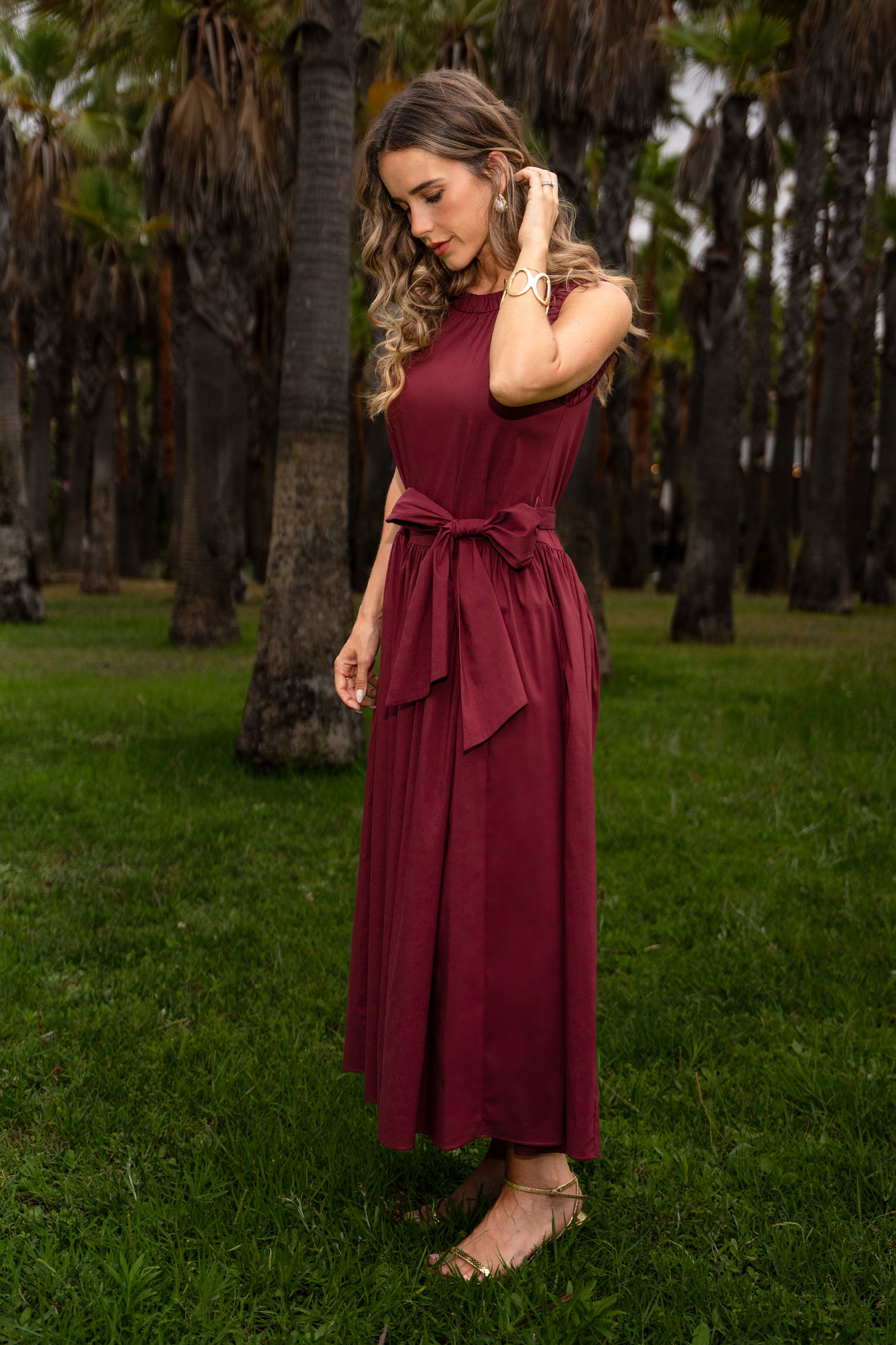 Vestido midi com detalhe de franzido e cinto