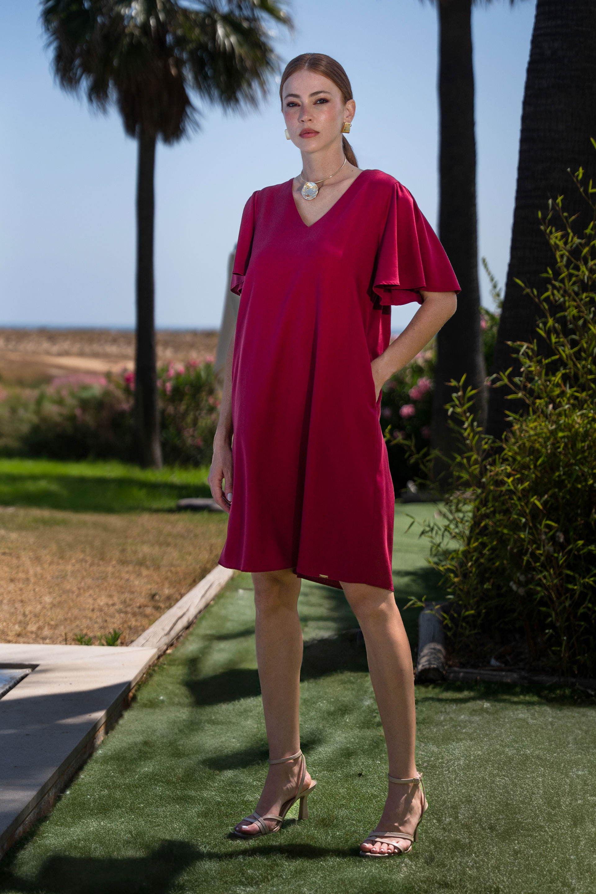 Vestido corto fluido con mangas de volante