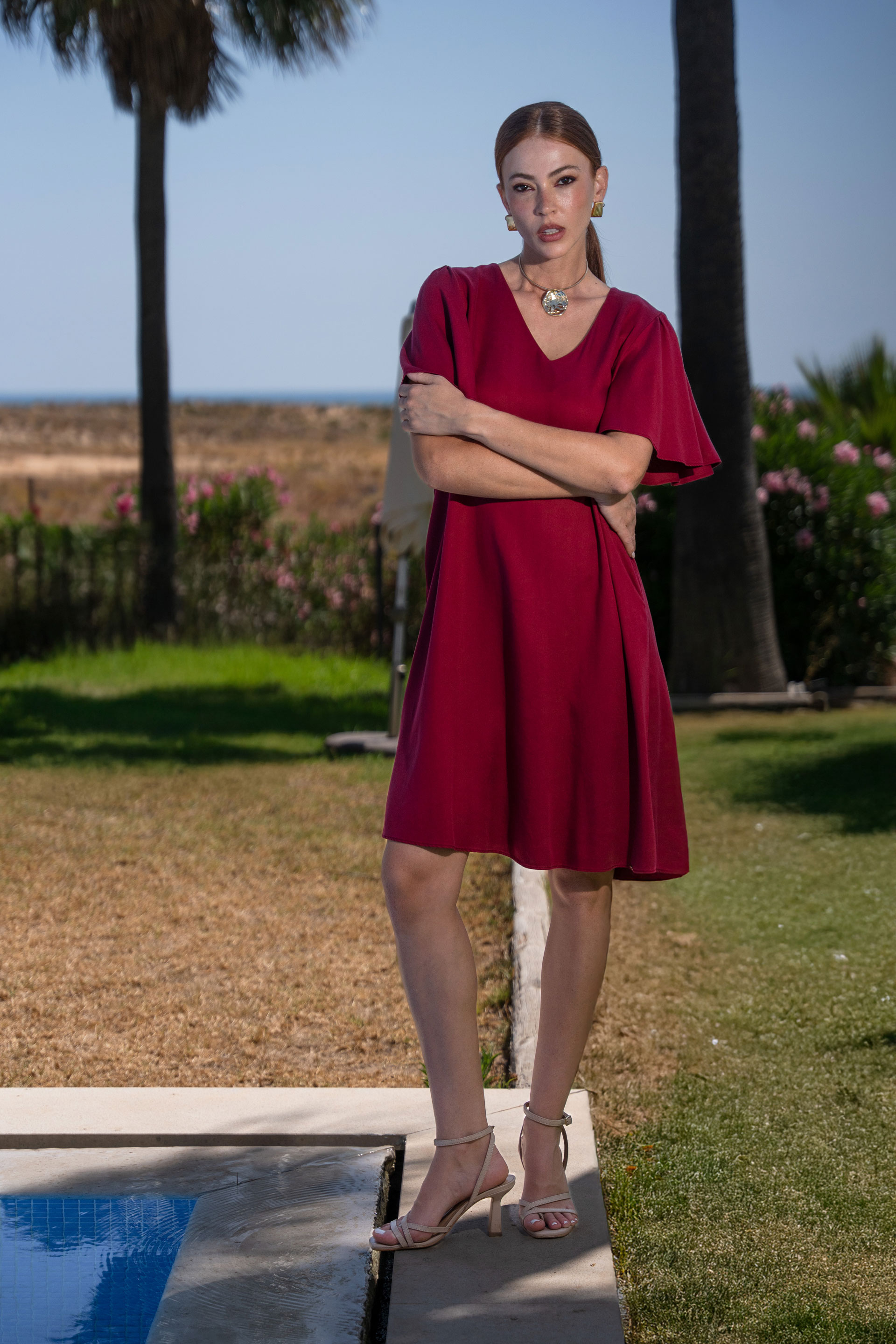 Vestido corto fluido con mangas de volante