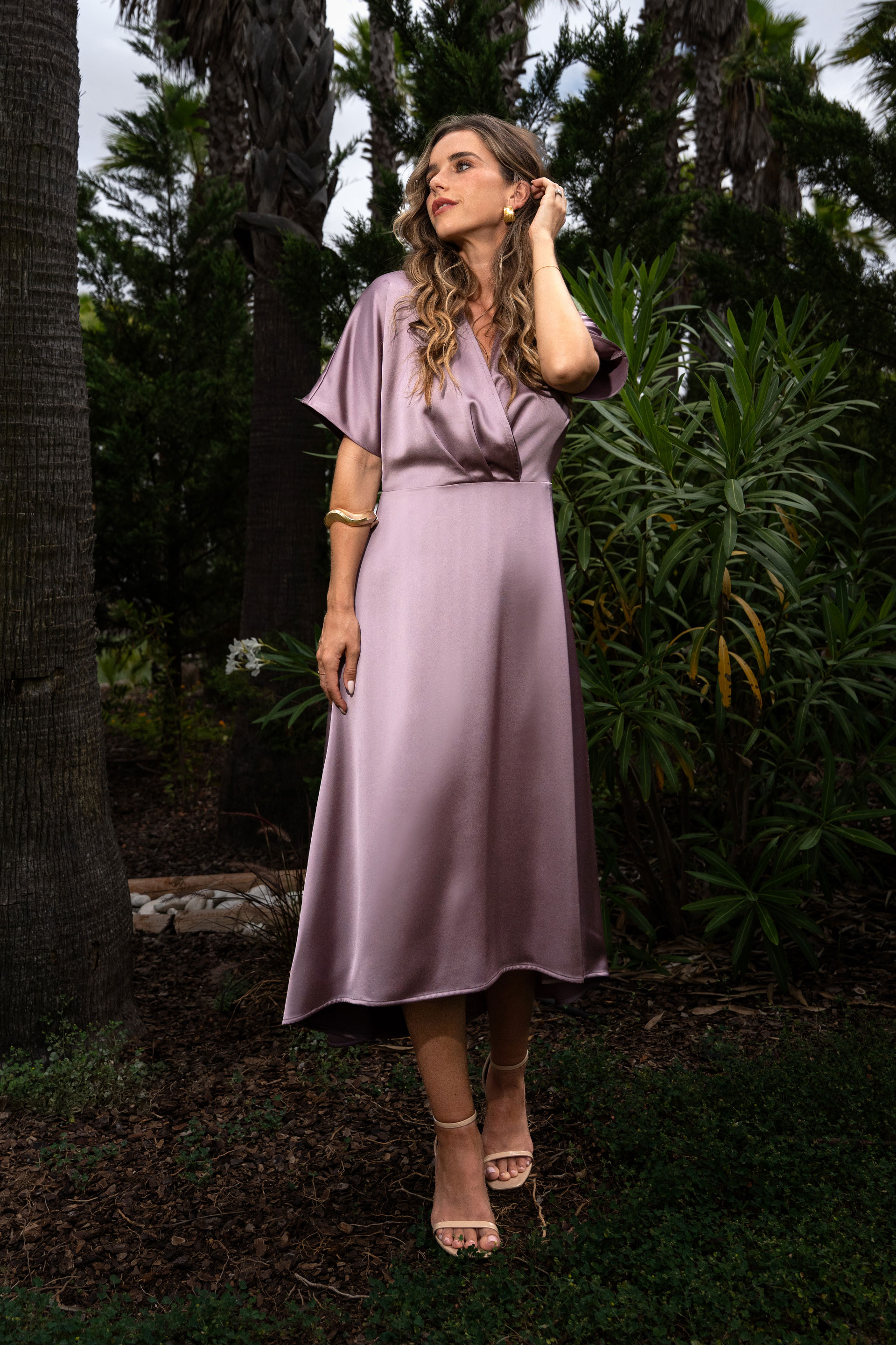 Vestido midi asimétrico satinado con escote en v