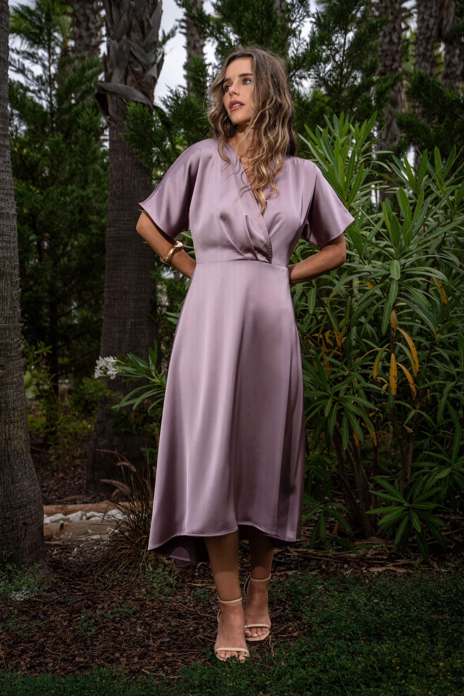 Vestido midi asimétrico satinado con escote en v