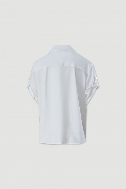 Blusa clssica de manga curta com presilha