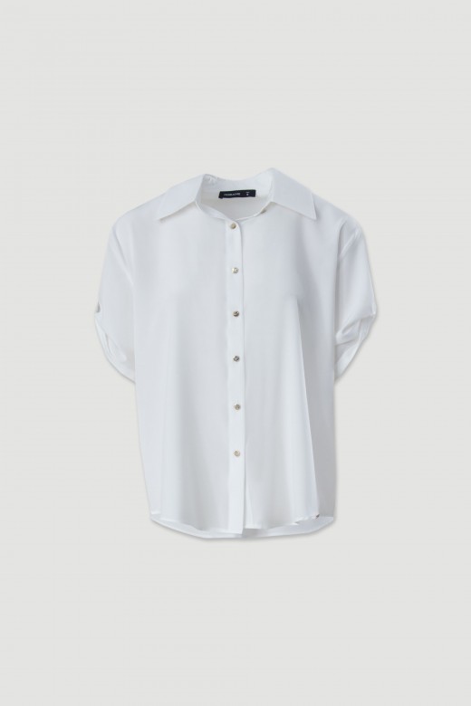 Blusa clssica de manga curta com presilha
