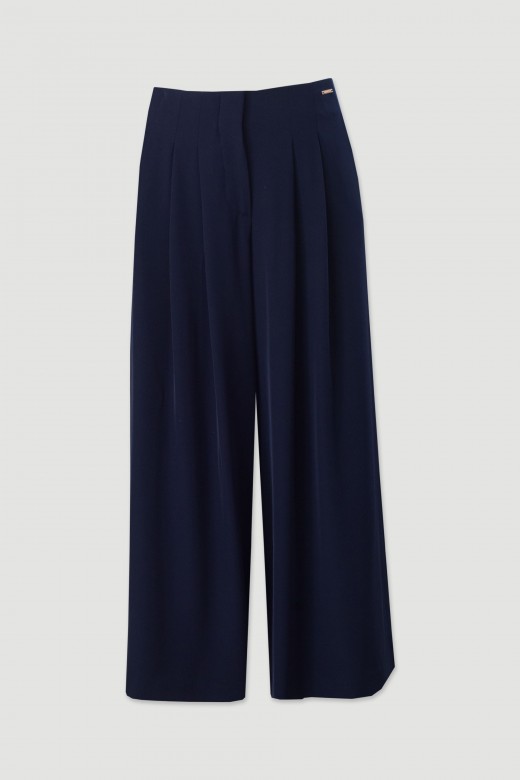 Cala curta wide leg com pregas frontais