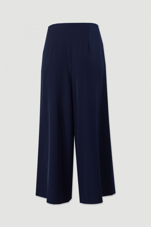 Cala curta wide leg com pregas frontais