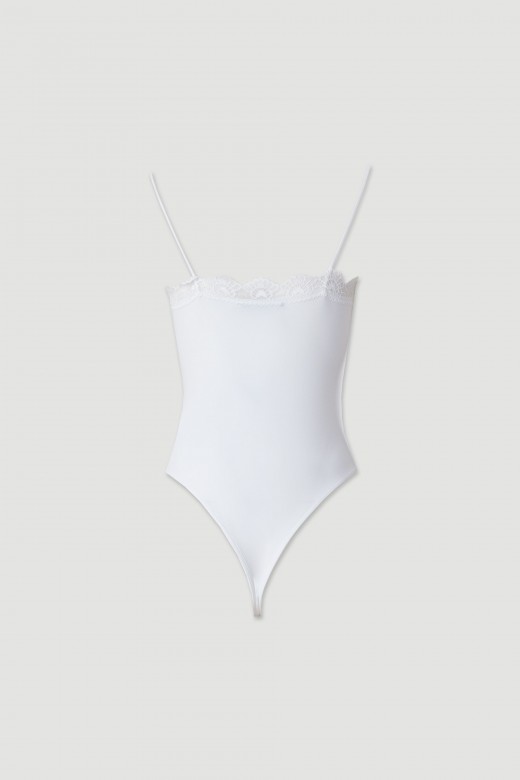Body justo em malha licra com detalhe em renda